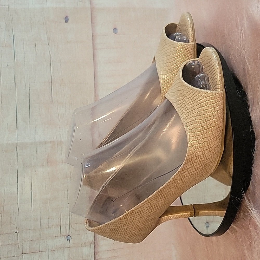 Karen Scott EUC Gold and Creme Pumps